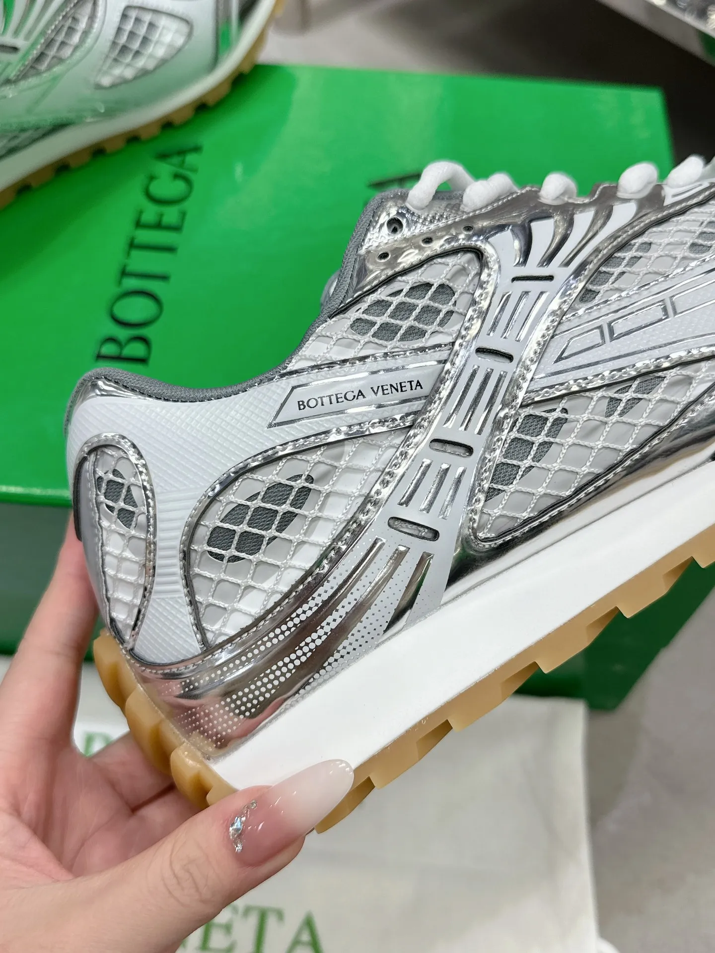 👟👟Ex-factory price 560👟👟 Men ➕20 💰𝐁𝐨𝐭𝐭𝐞𝐠𝐚 𝐕𝐞𝐧𝐞𝐭𝐚 Bodie Home Couple Style 👫BV Sports Shoes Wang Yibo Same Style Casual shoes for couples and dad shoes! Runner sneakers! Original purchase and development! Made of original lightweight technical mesh fabric, the same as the original version! The process is complicated! Paired with a geometric pattern designed rubber outsole, the higher version of the Wang Zha series is actually much taller, but the legs still look slim. Very nice. Durable and durable to play with, standard and version-matching shoe-packing technology. Look for high-end versions. The original outsole is exclusively molded, and the color-blocked TPU outsole is used. The material and weight are the same as the original! Size: Women’s size 35-41 (40 and 41 customized, non-refundable) Men’s size 39-45 (45 customized, non-refundable)